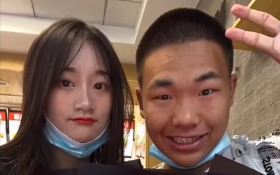 国宝与小芳的爱情之旅