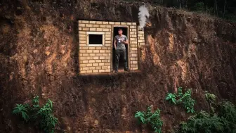 Скачать видео: 男人将山体挖空建造庇护所，而且里面还有地暖系统！