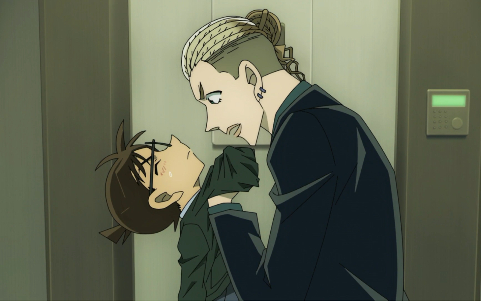 小兰二战宾加被踹飞 宾加发现柯南是新一 柯南说宾加是翻版琴酒让他