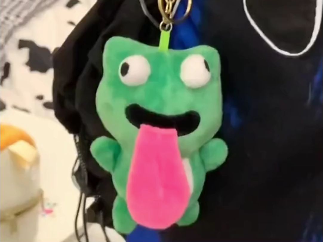 玩偶挂件|魔性吐舌青蛙钥匙扣!