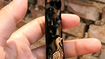 自然光下海柳血柳手工精雕 金鸡独立血柳烟嘴,天然原色整料无任何优化