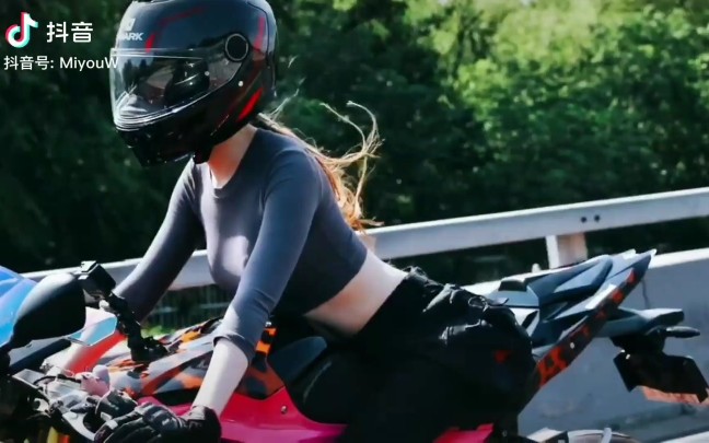 最美女骑手痞幼