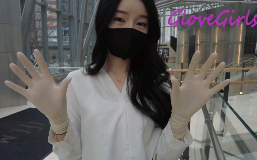 戴手套逛商场回家的小姐姐