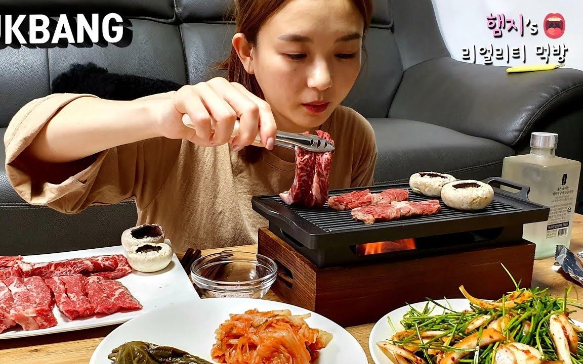 韩国吃播hamzy小姐姐吃烤牛肉腌小香葱圆葱辣白菜配烧酒