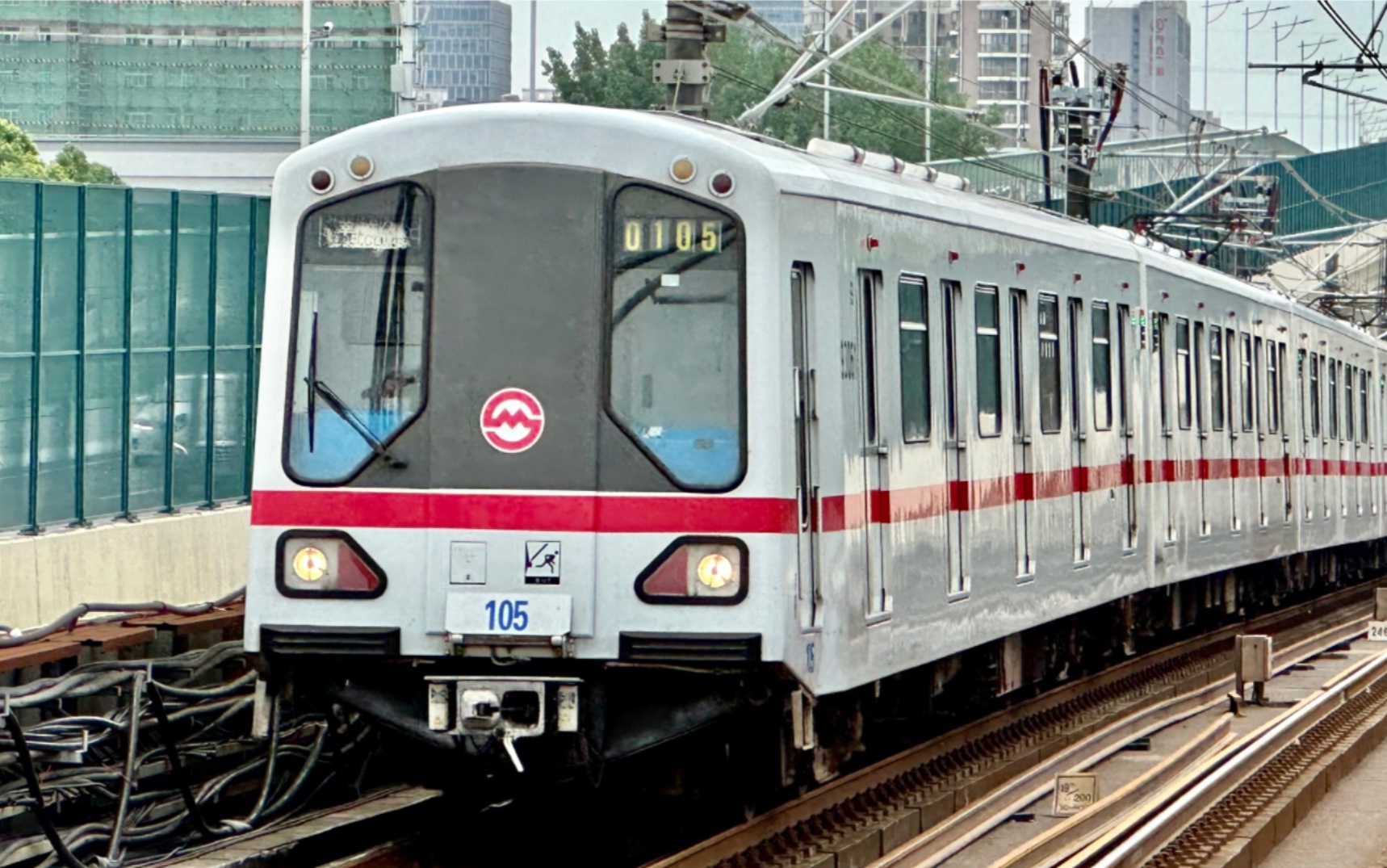老老八105莲花路下行出站 上海地铁一号线01a01型电客列车 1号线01a01