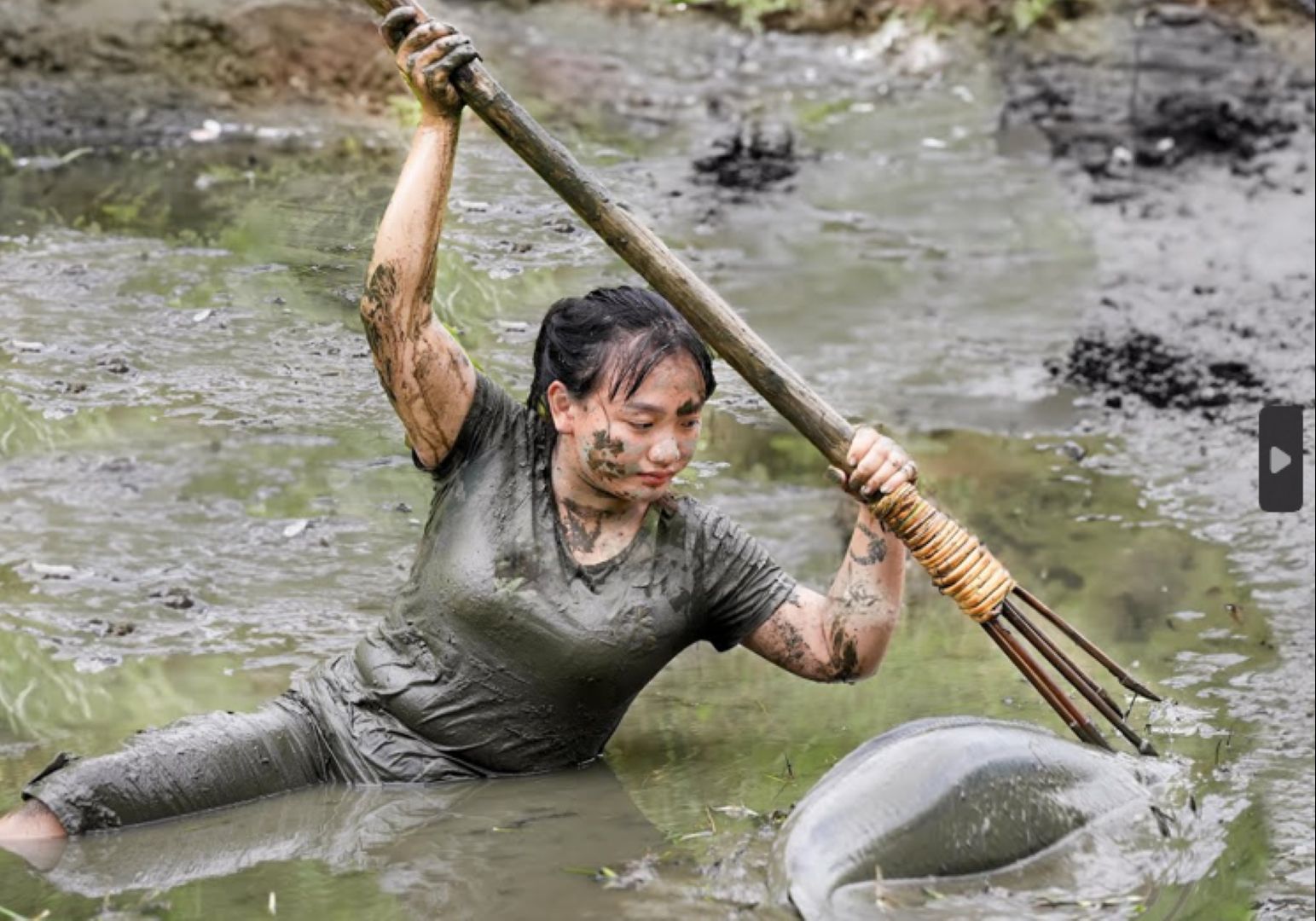 农村老妹自制鱼叉叉鱼,看着烤熟的橙色,屏幕都闻到香气