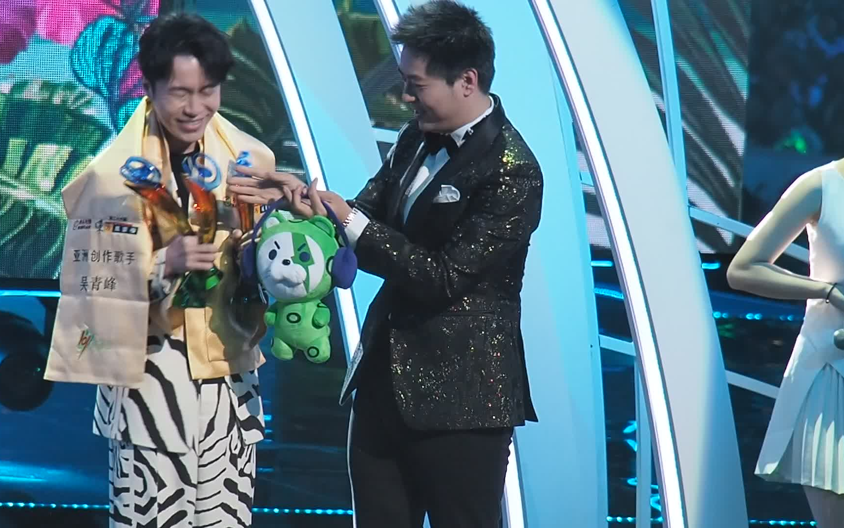 吴青峰起风了2019325第26届东方风云榜音乐盛典红毯陈粒领奖表演