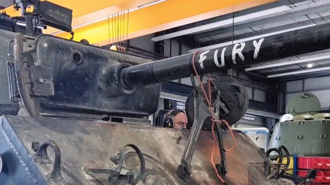 【战车】M4A3E8“狂怒”中型坦克安装履带