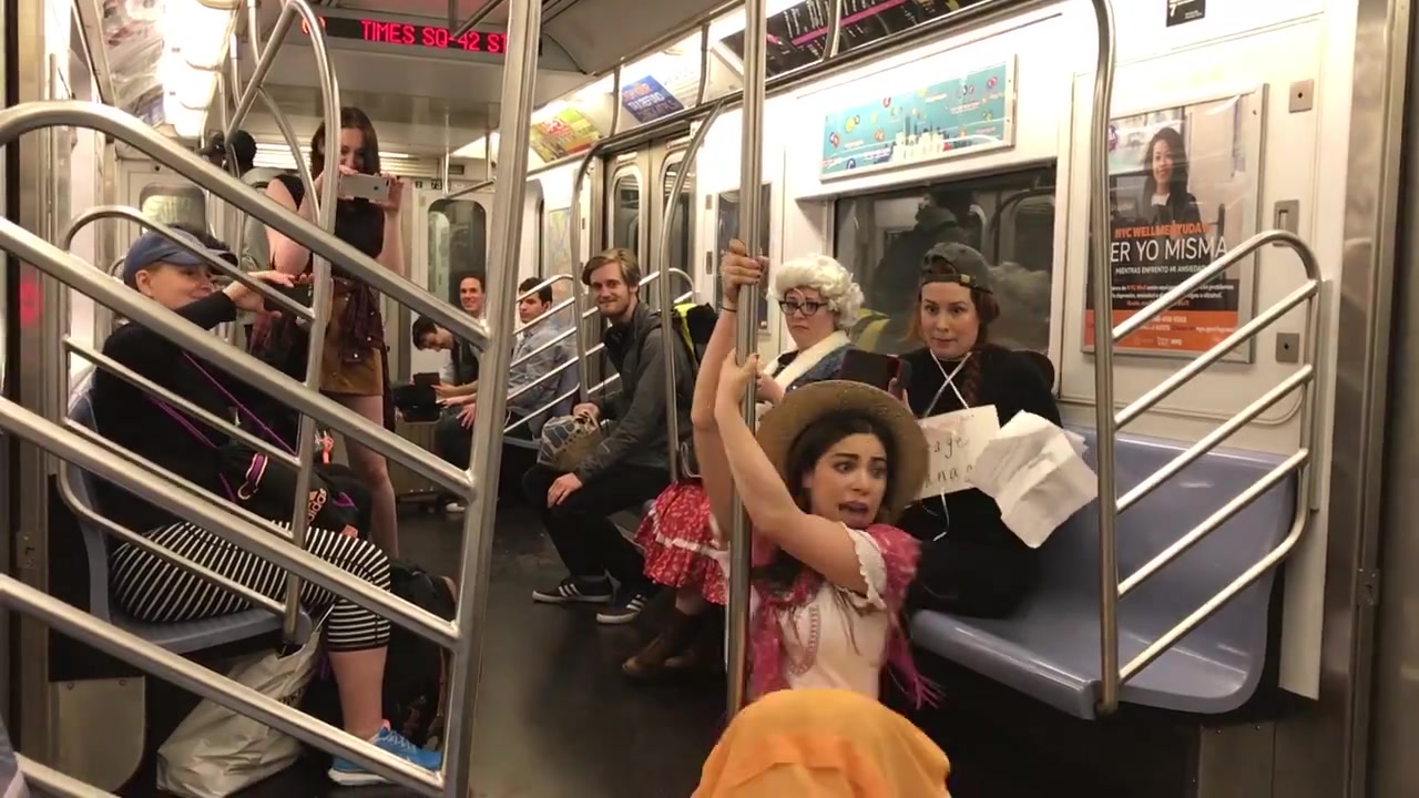 【七幕人生】音乐剧《oklahoma!》演员在地铁上的表演(搬)