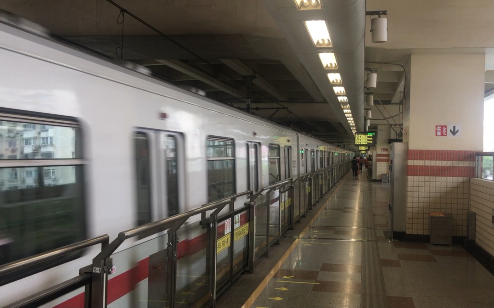 【上海地铁1号线】01a01型老老八0110号车共康路出站_哔哩哔哩_bili