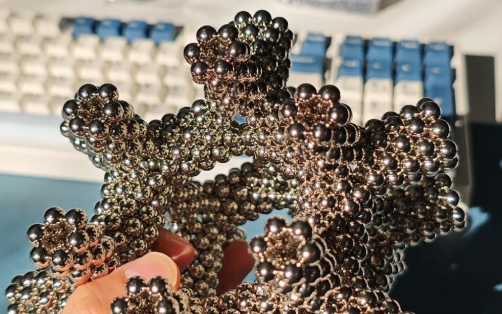 好不容易捏出一个巴克球造型,一不小心给摔了