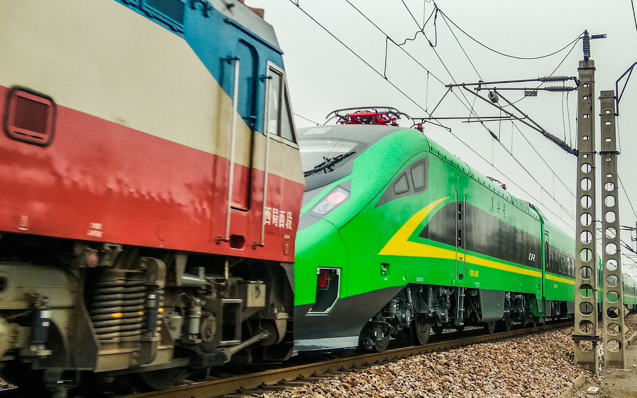 中国铁路fxd3j cr200j动力集中动车组回送-00131次银城铺-兰州『火车