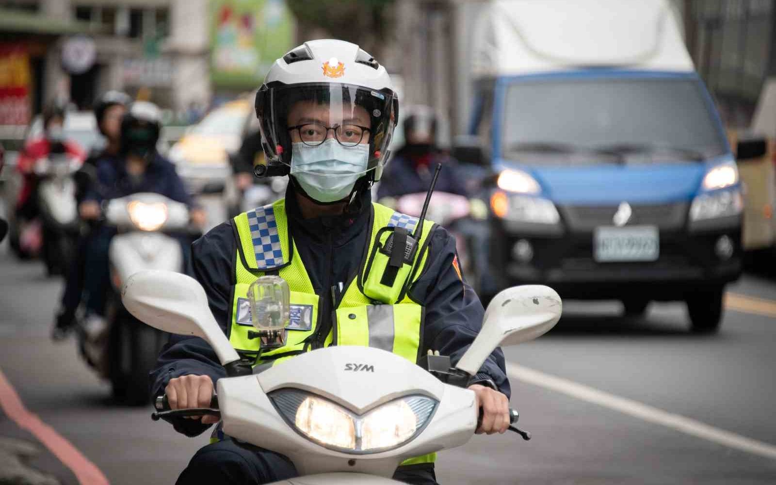 中国台湾地区警察对驾驶机动车时玩手机的行为进行当场举发[正经更新警察][二创]哔哩哔哩bilibili