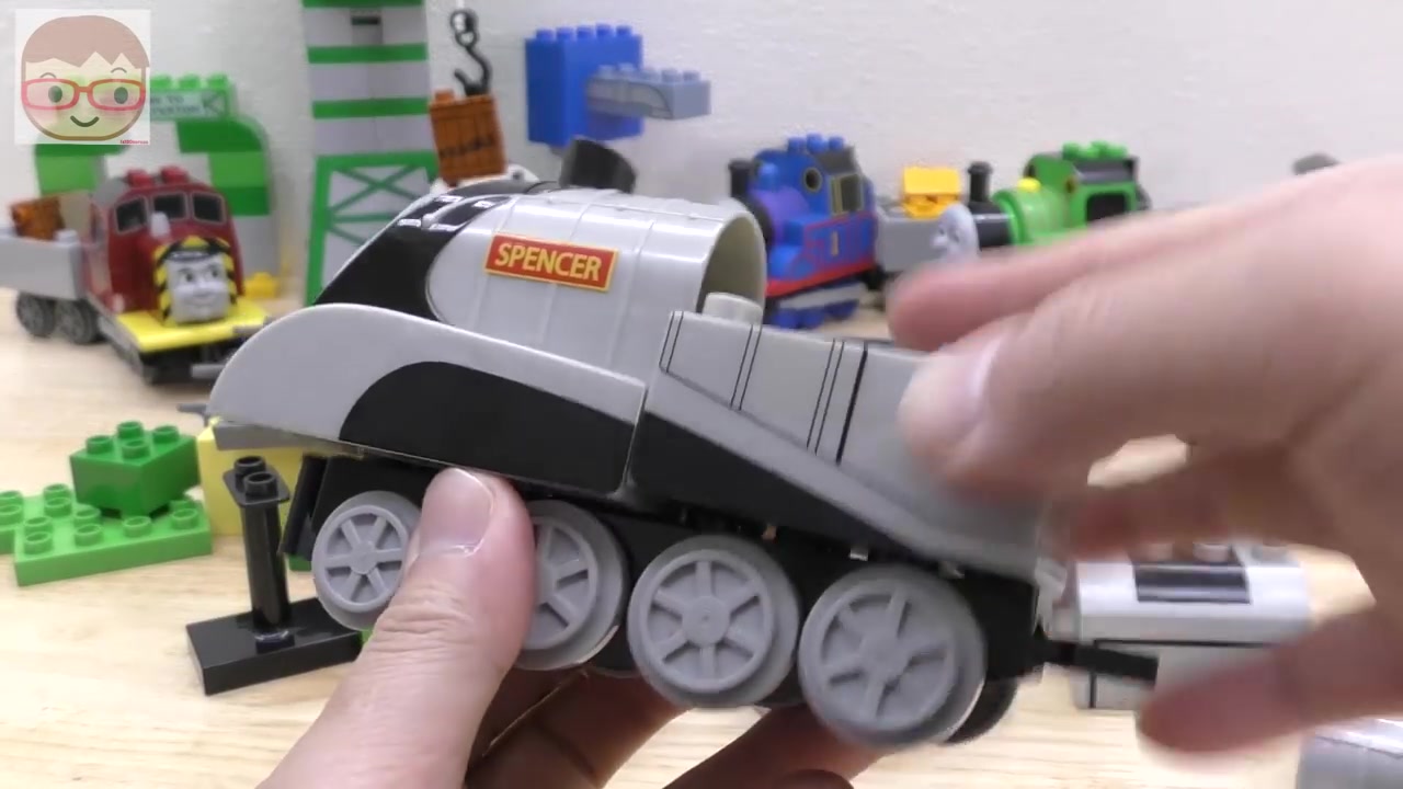 [图]Toy Train Videos for Children Thomas | Building Blocks Toys for Kids | Assembly