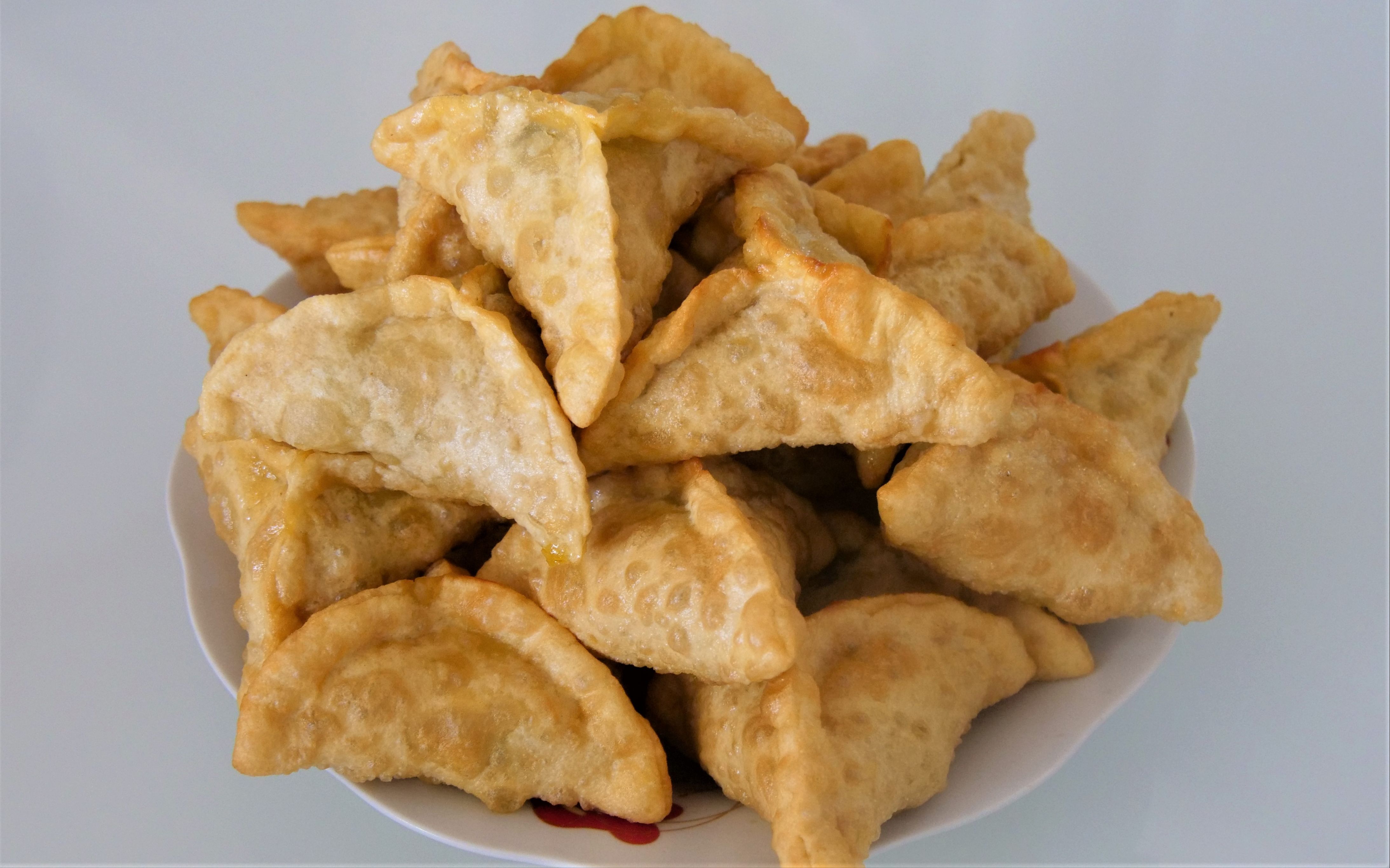 春天做个油炸菜饺子也不错,皮酥馅香,一顿能吃好几个!