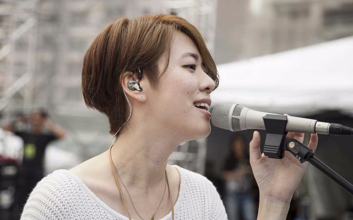 岑宁儿唱火了《追光者》听到第一个旋律就喜欢上了,嗓音让人痴迷_哔哩