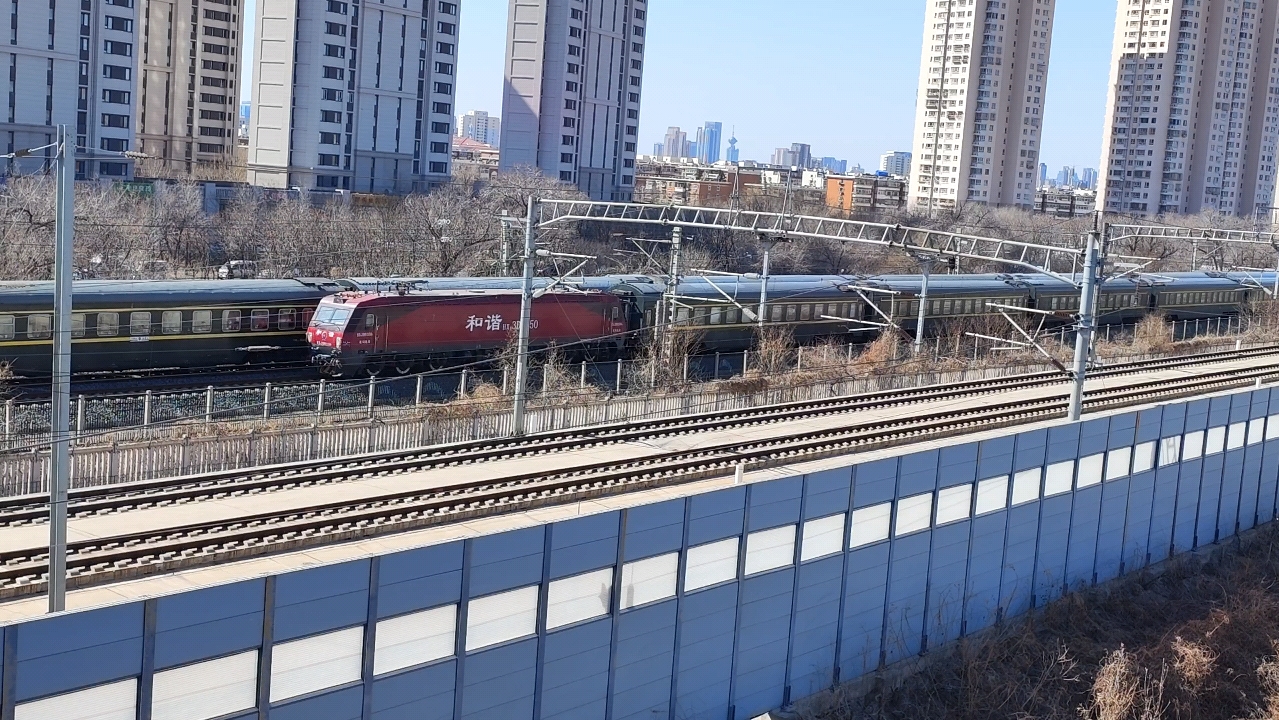 z308次接近天津站四号楼交汇z397次