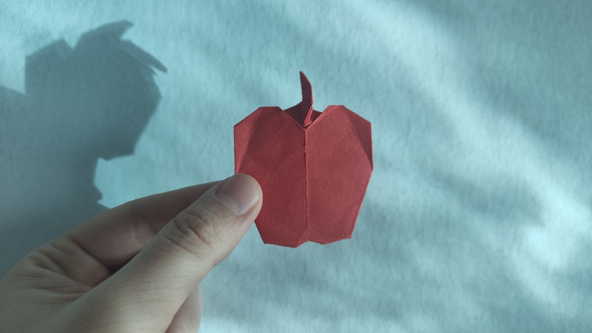 手工折纸——苹果 是简单但形象的苹果哦