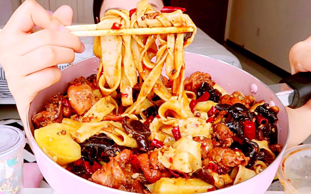 特辣大盘鸡拌烩面!裹满酱料的烩面~ 太好吃啦!
