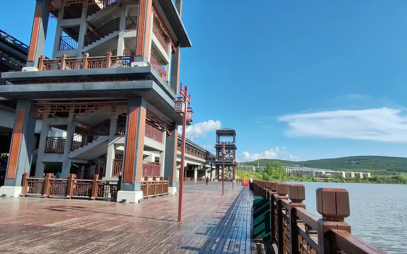 双鸭山岭东水库的观景长廊.