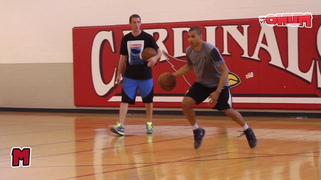 活动作品连续跳步的交叉变向运球