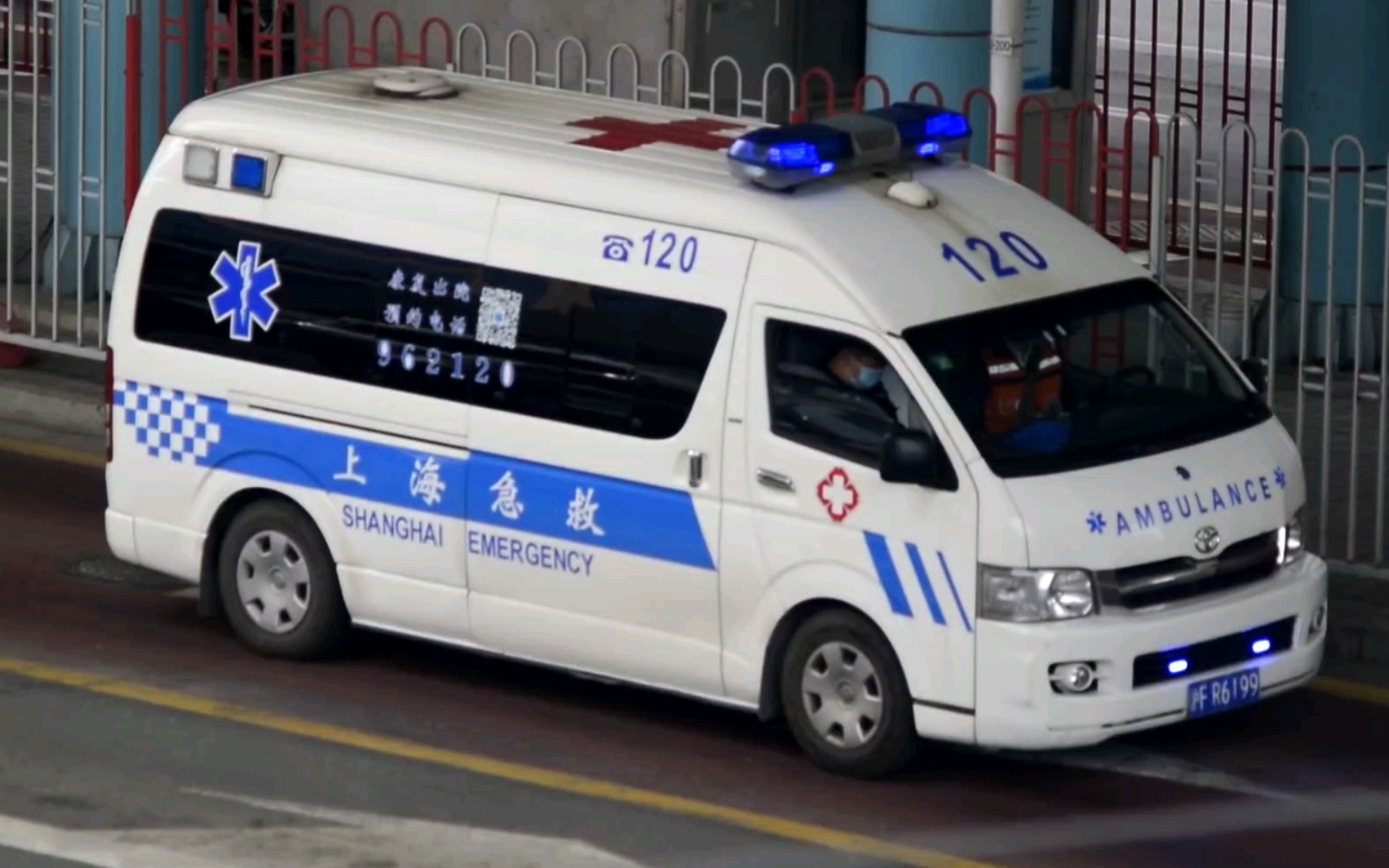 上海丰田海狮救护车第五代前期通过十字路口