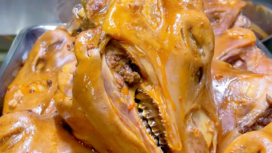 热乎乎的羊头出锅喽