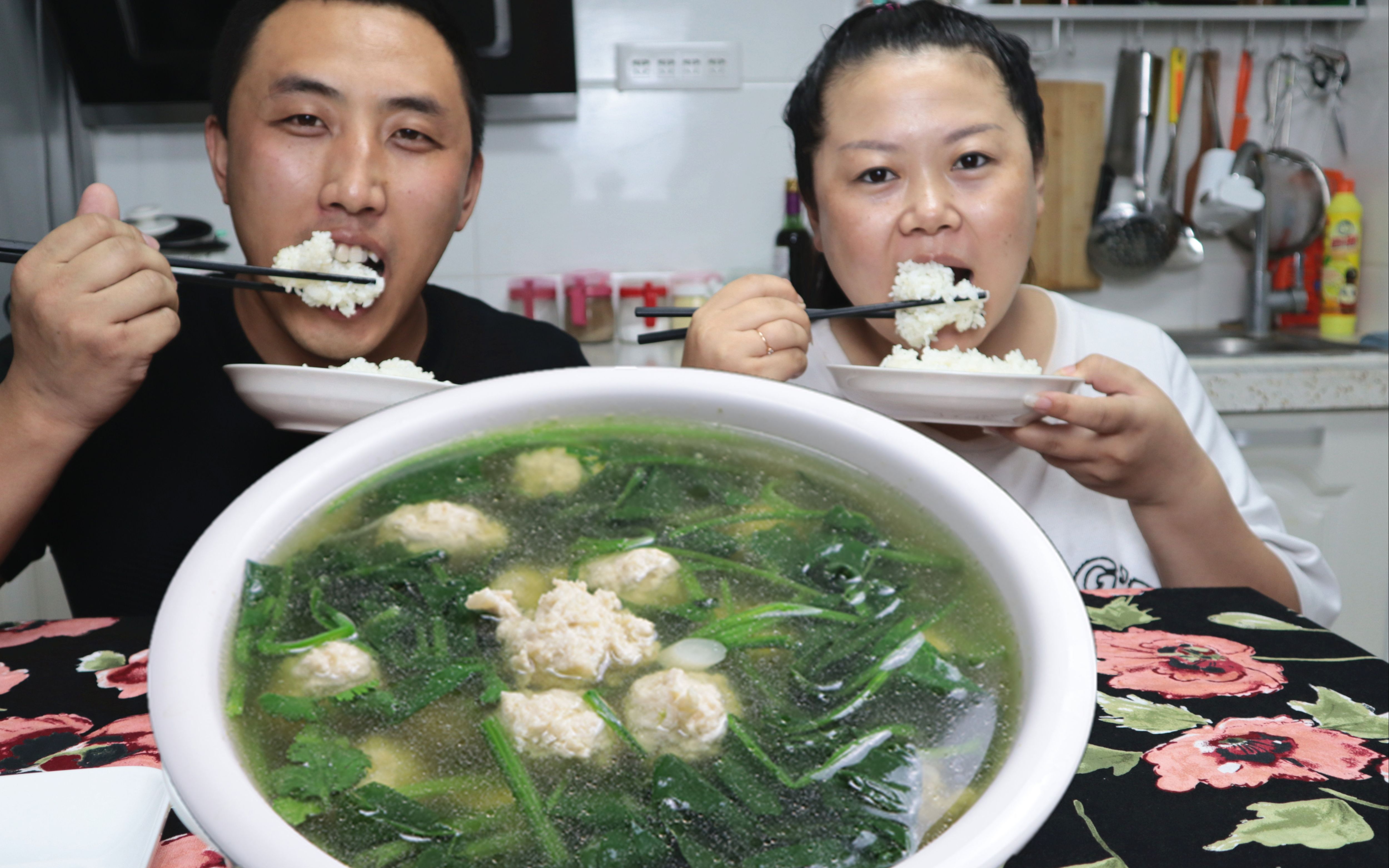 一斤肉馅一捆菠菜,晓鹏做东北菠菜丸子汤,大丸子一口一个太香了哔哩哔哩bilibili