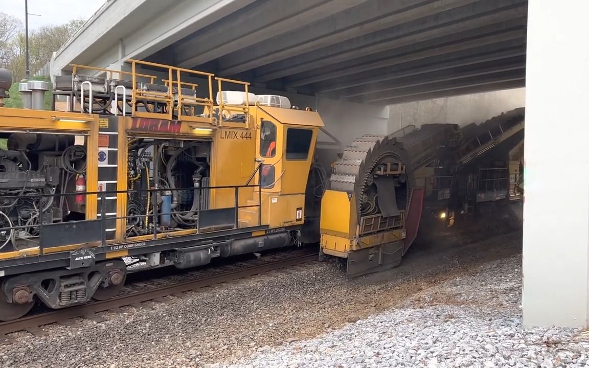 铁道检修车在铁路更换砟石