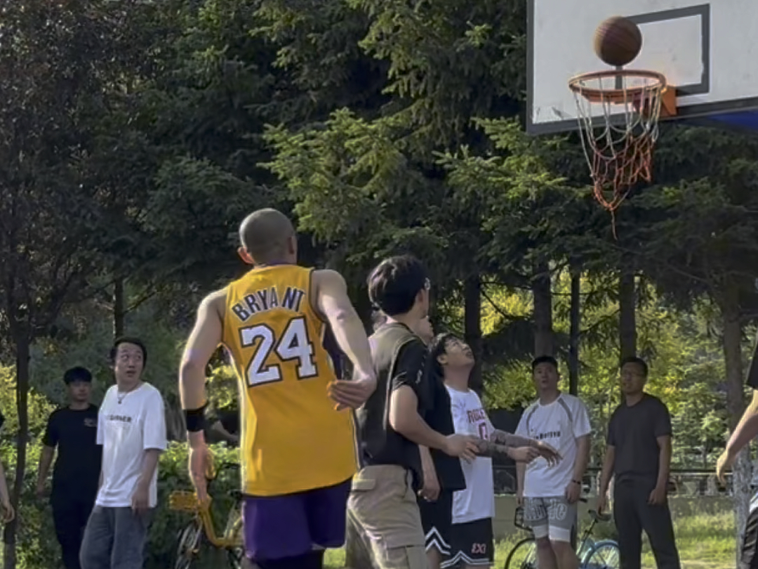 想看我和谁百分大战!#科比