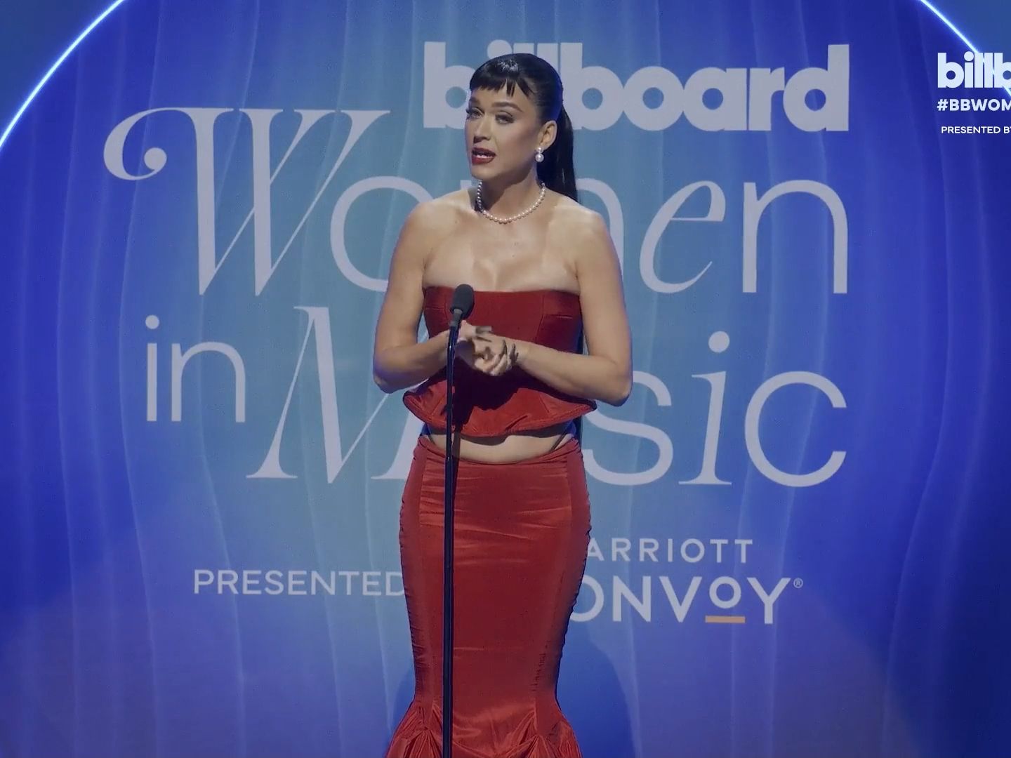 Katy Perry在「Billboard Women in Music 2024」颁奖礼上为Capitol前CEO Michelle Jubelirer颁奖哔哩哔哩bilibili