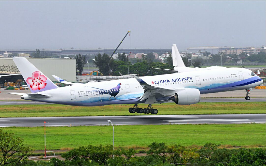 中华航空公司空客a350-900客机台北桃园机场起飞