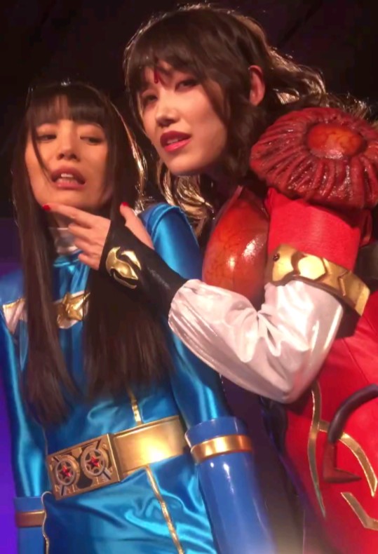 蓝衣女战士和反派互动