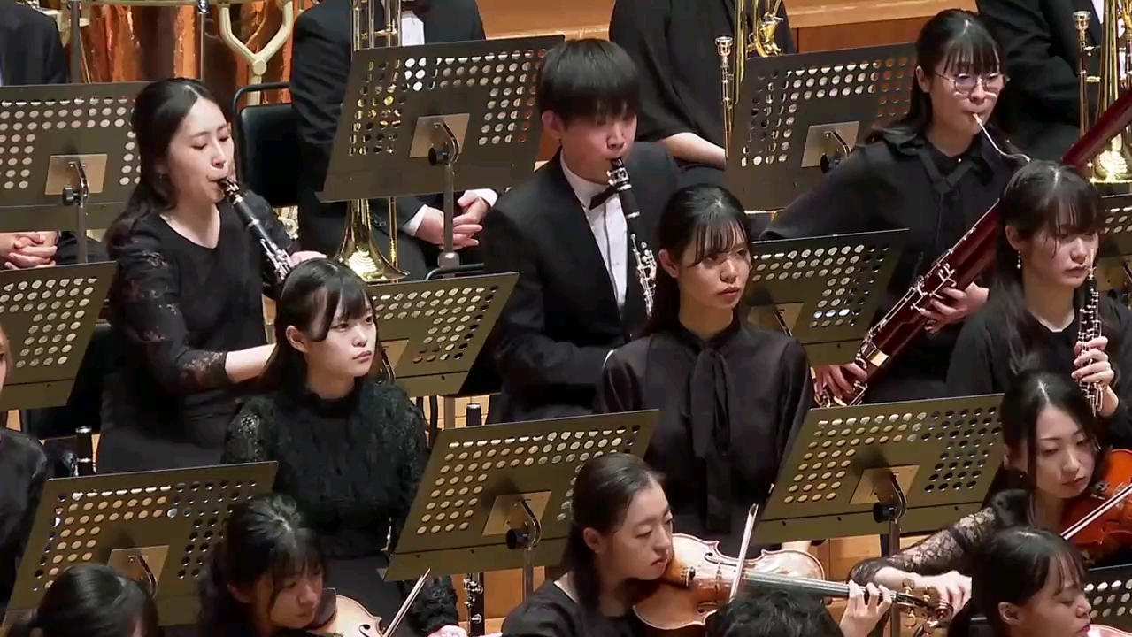 二七区淮河东路小学民乐音乐会上六年级的曾靖轩同学的表演获得满堂彩