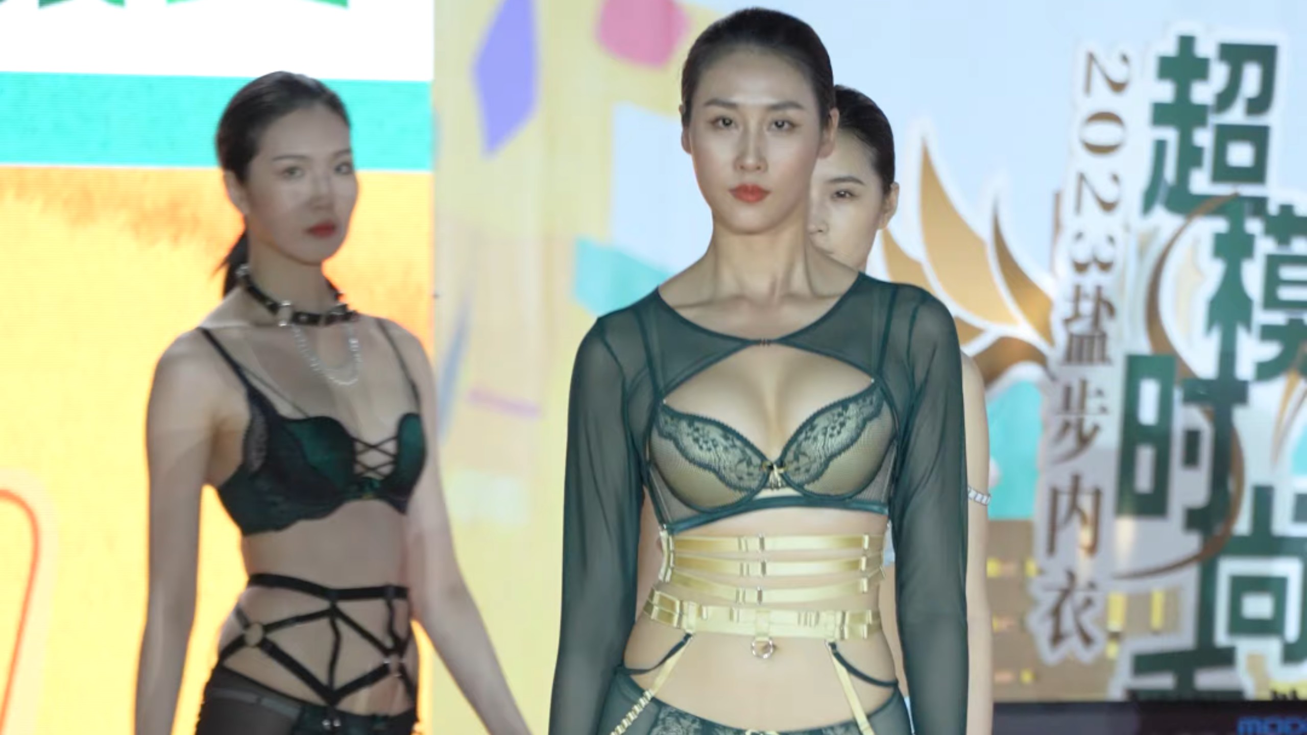 墨绿纱衣展媚姿