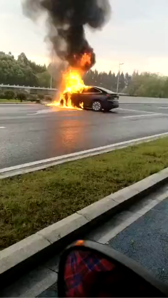 蔚来电动汽车自燃图片