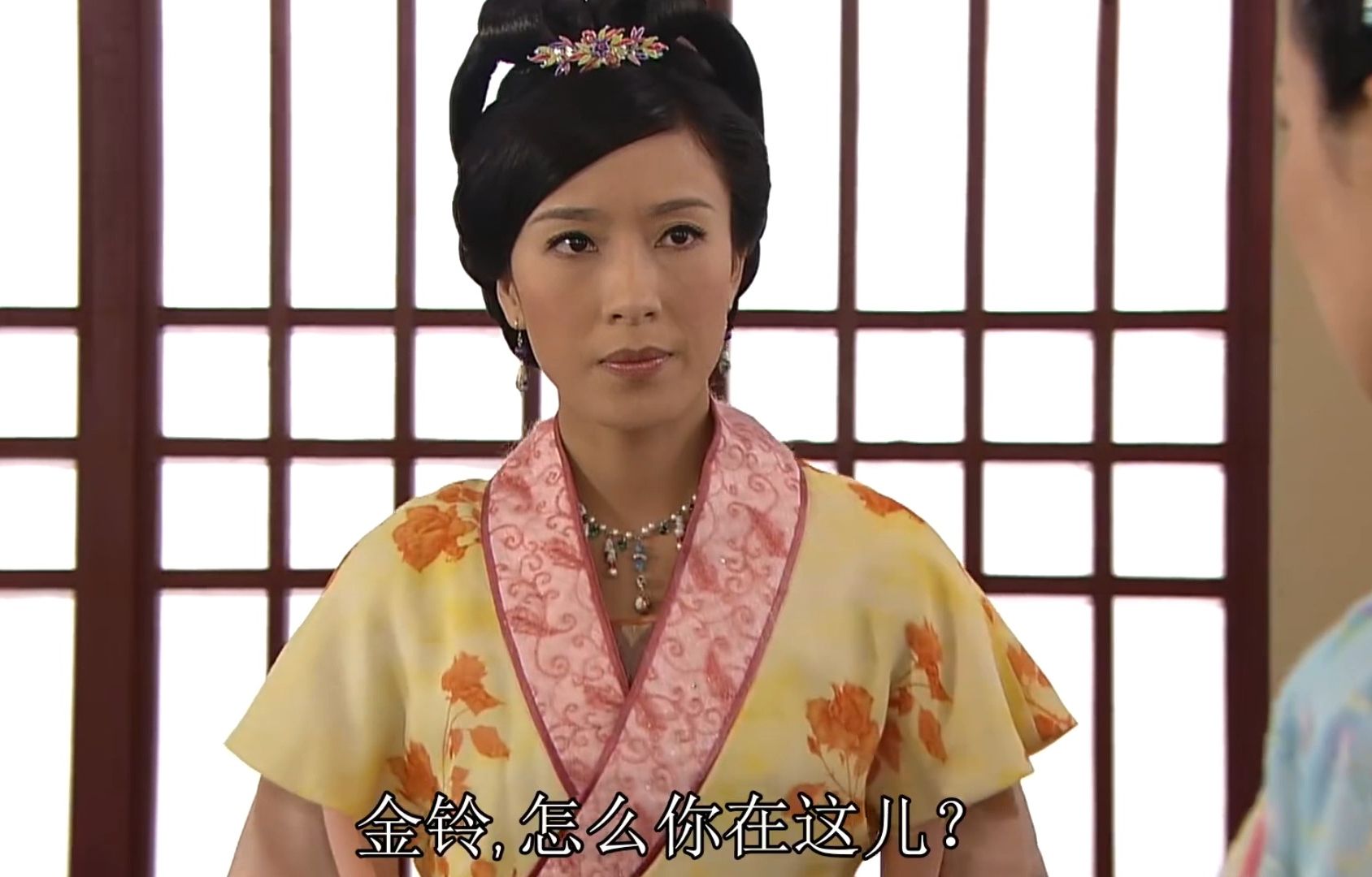 宫女刘三好为了照顾情郎,冒险夜不归宿,结果被闺蜜姚金铃发现