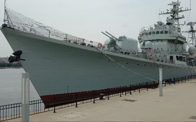中国的退役军舰大连号110导弹驱逐舰