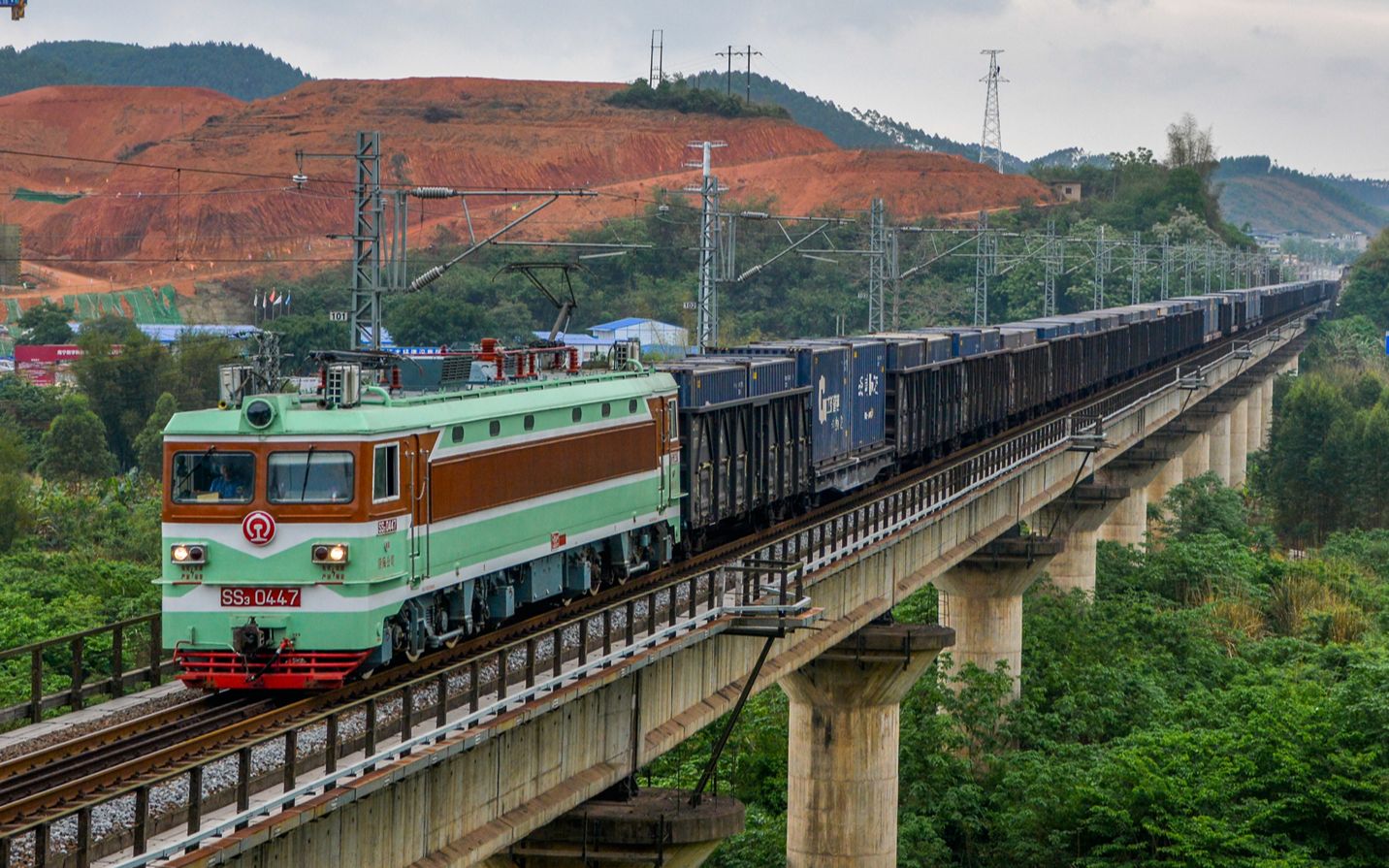 【火车迷】"缝缝补补又三年"ss3-0447翻新后继续在南防铁路活蹦乱跳