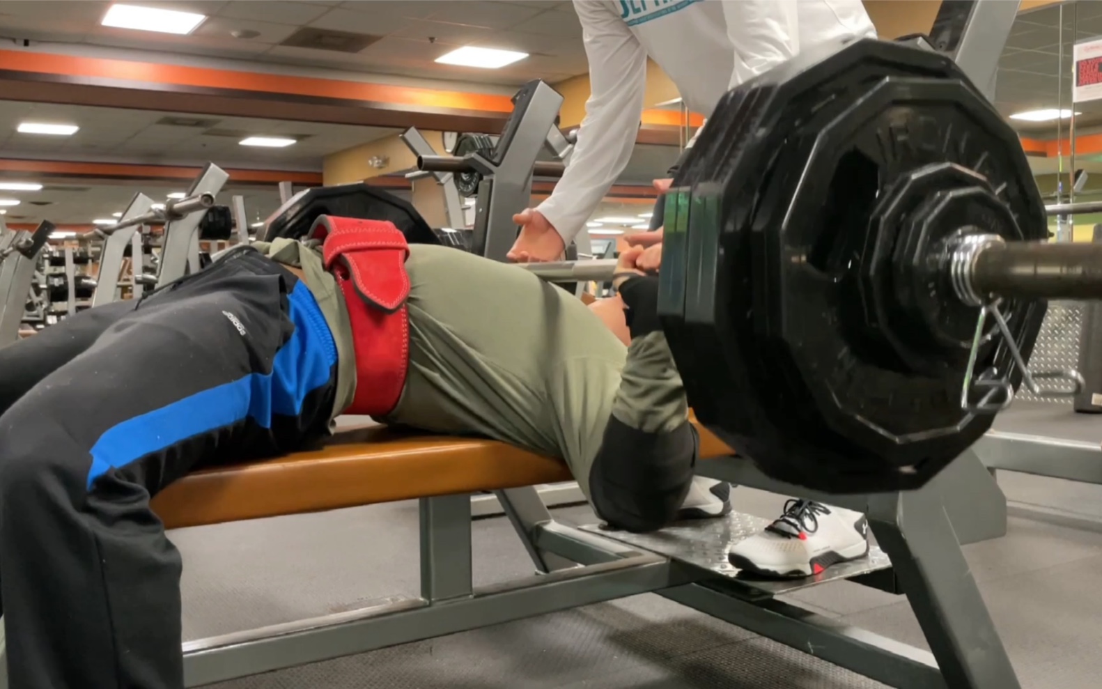 杠铃平板卧推,140kg两组,120-102kg各一组