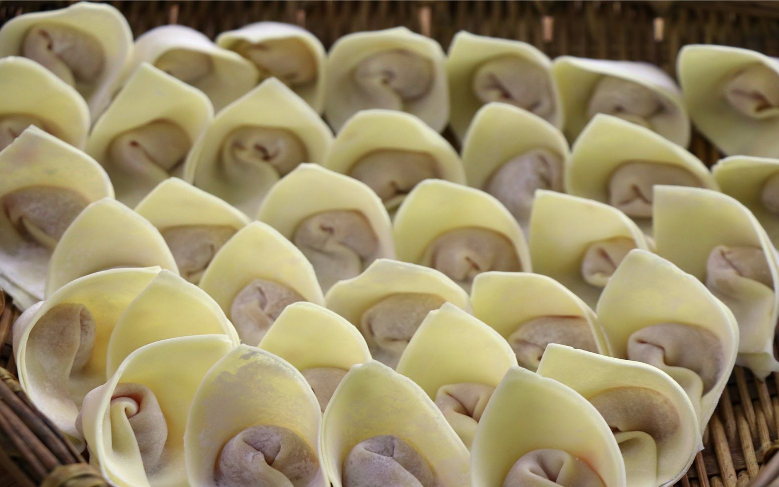 舌尖上的四川红油抄手,地道川味小吃,你能说出和馄饨的区别吗