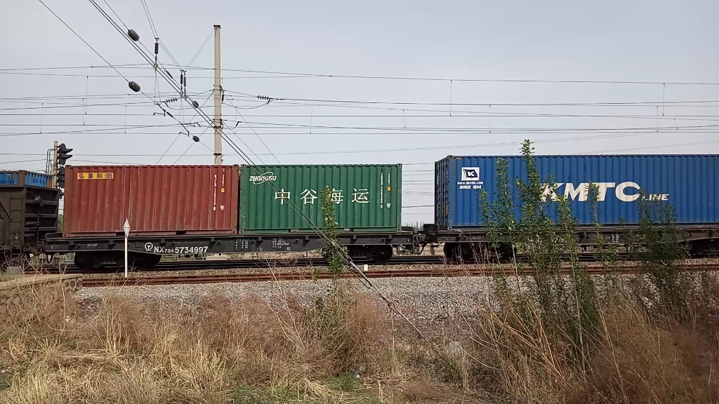 hxd2—6070号电力机车牵引下行集装箱列车驶过林盛堡车站