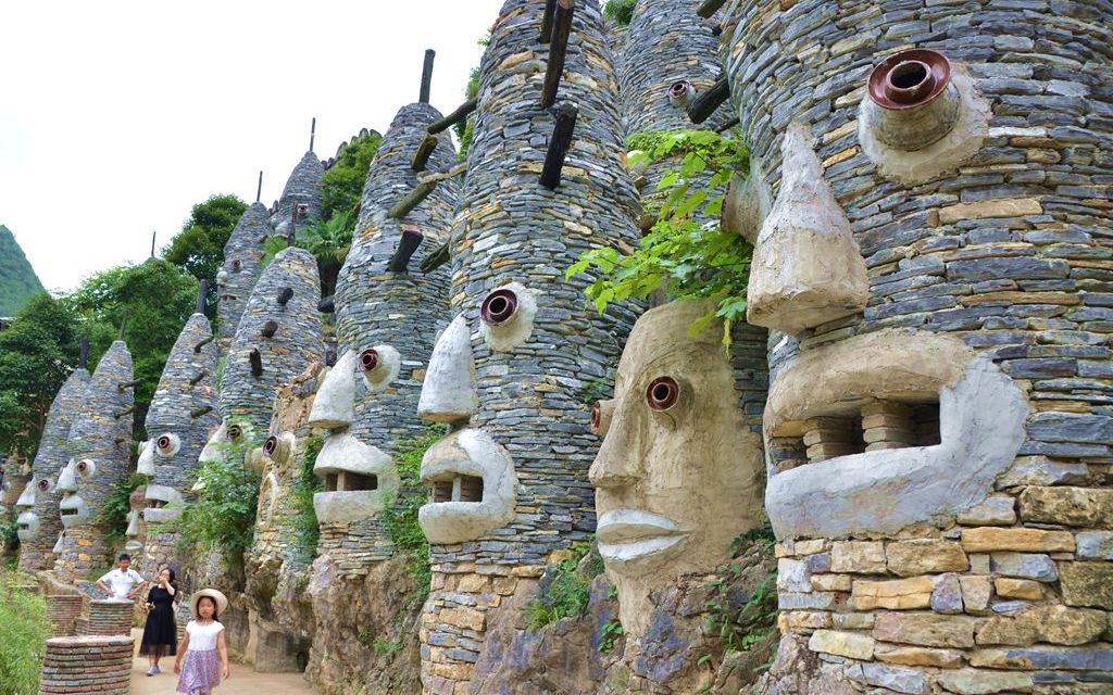 贵州夜郎谷,借款300万,这位40后老人,用20年建造城堡值吗?