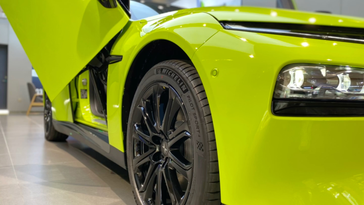 超闪绿炫酷小鹏p7