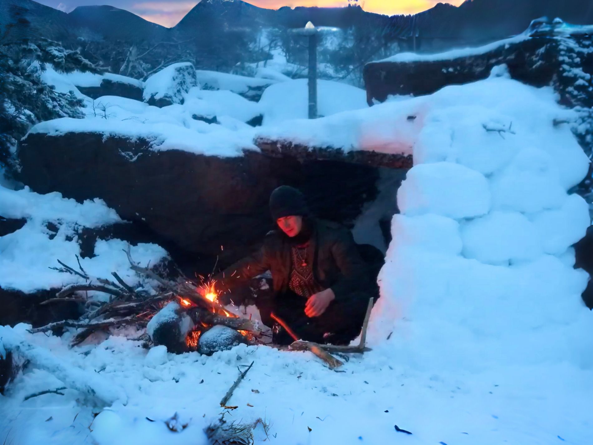 徒步来到寒风凛冽的海岛上,利用积雪搭建一个简易庇护所露营过夜!哔哩哔哩bilibili