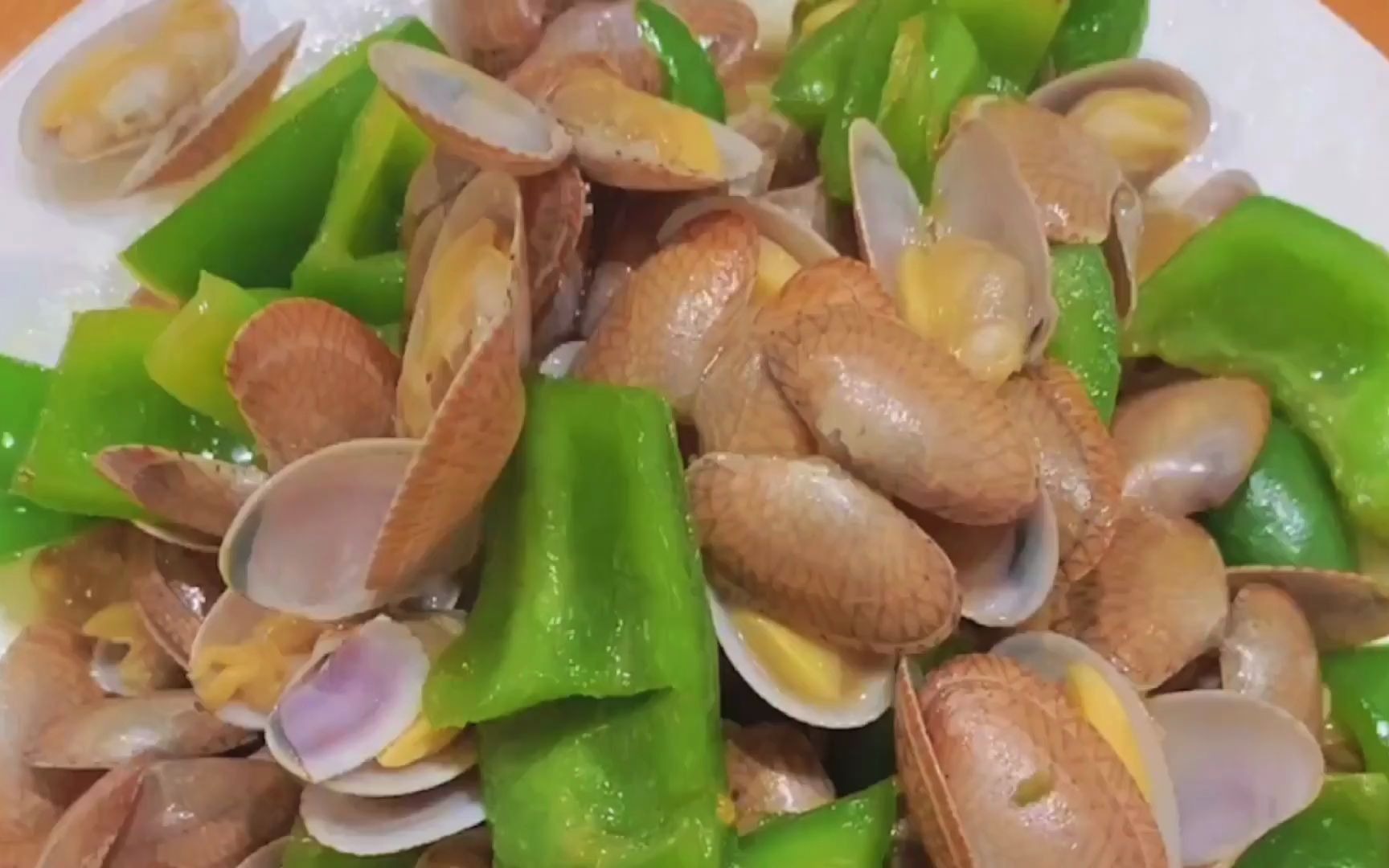 青椒炒花甲,又香又嫩,味道媲美大饭店,简单易懂的家常菜太香了