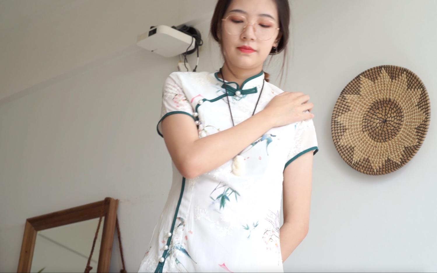 旗袍搭配眼镜有一种独特的感觉呀