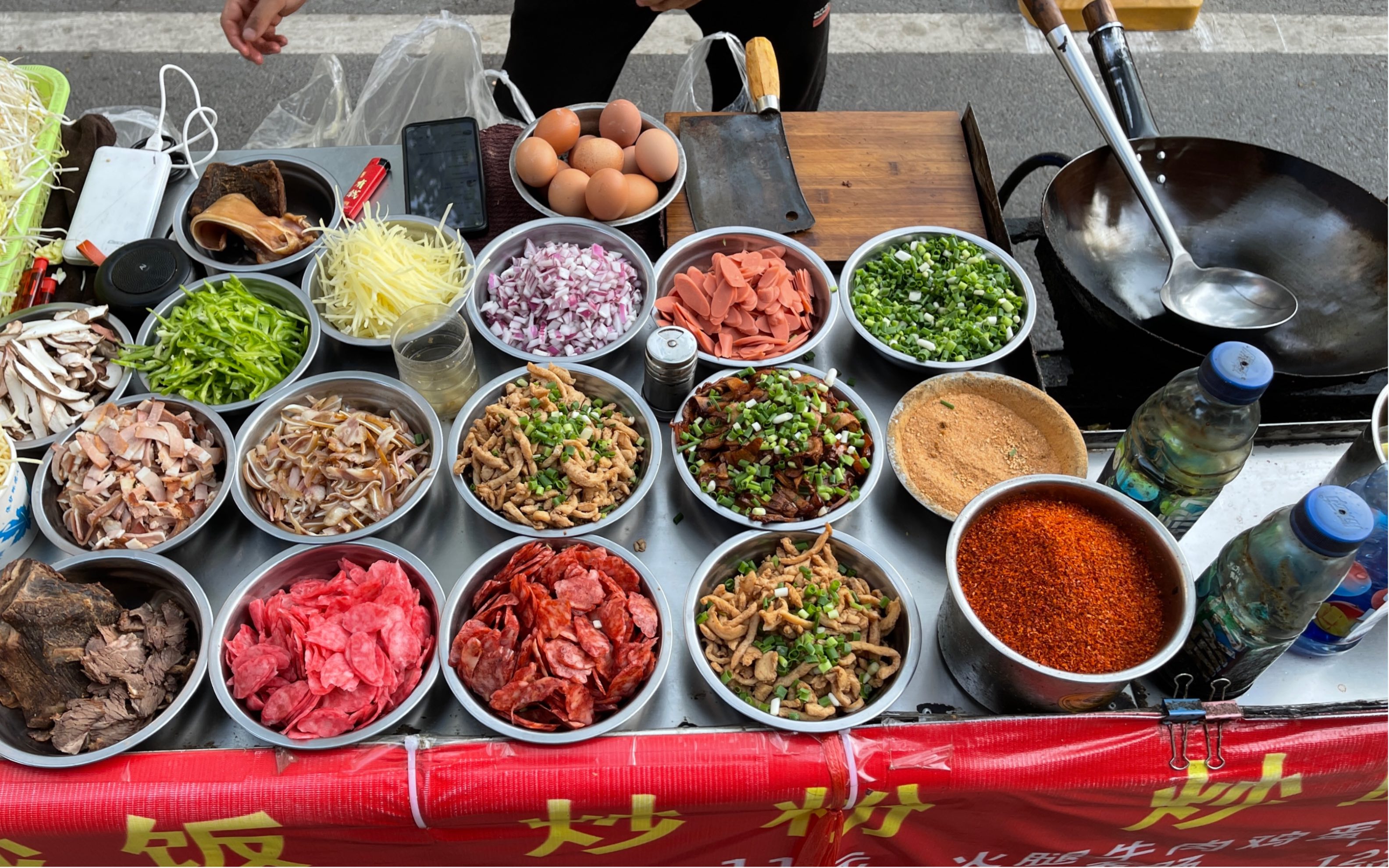 路边摊炒饭干净又卫生大铁锅炒的就是香