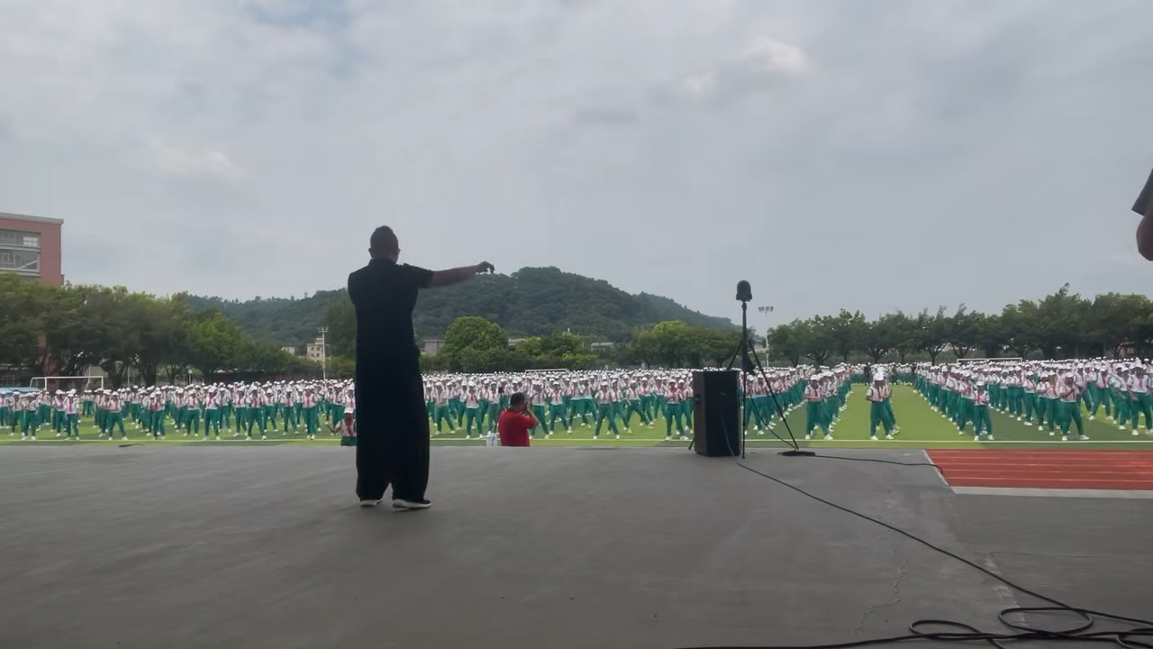 学校新版龙形拳课间操演示大获成功,现场效果一致认可,感谢八百多位的学生高强度训练!#龙形拳推广哔哩哔哩bilibili