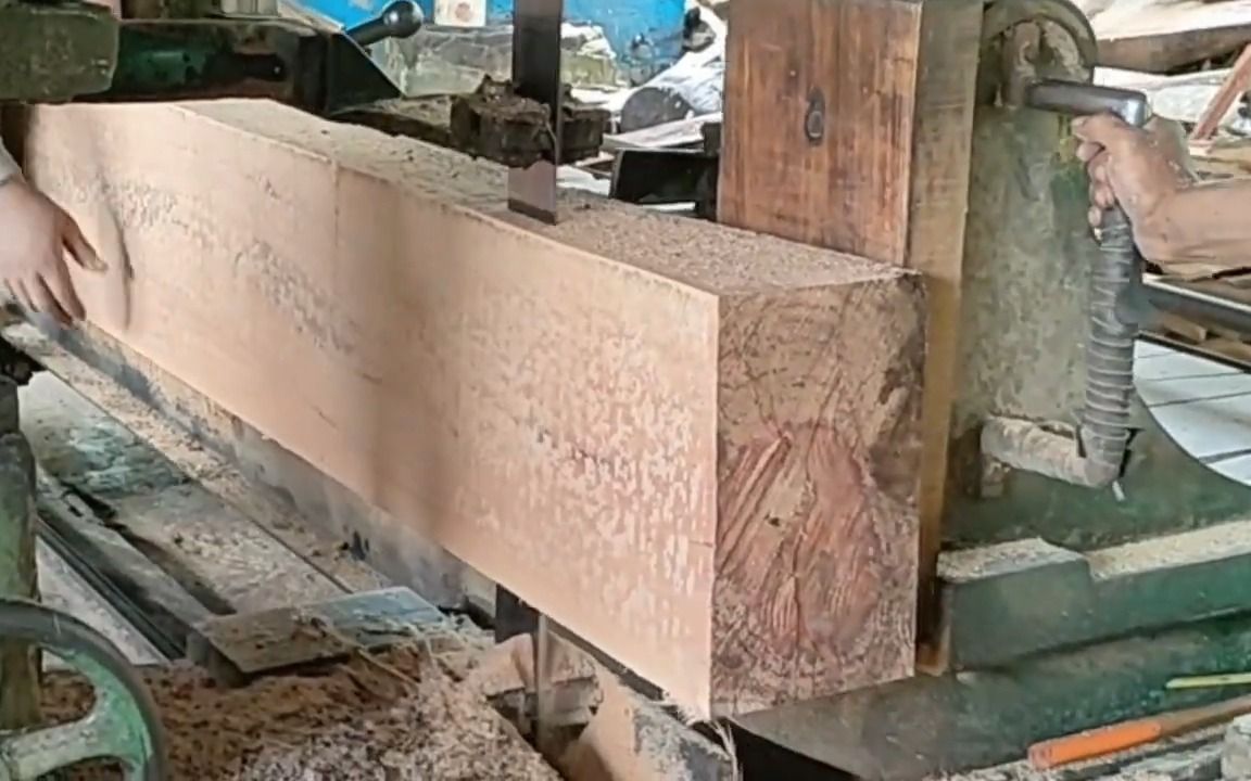 在锯木厂锯木板的过程